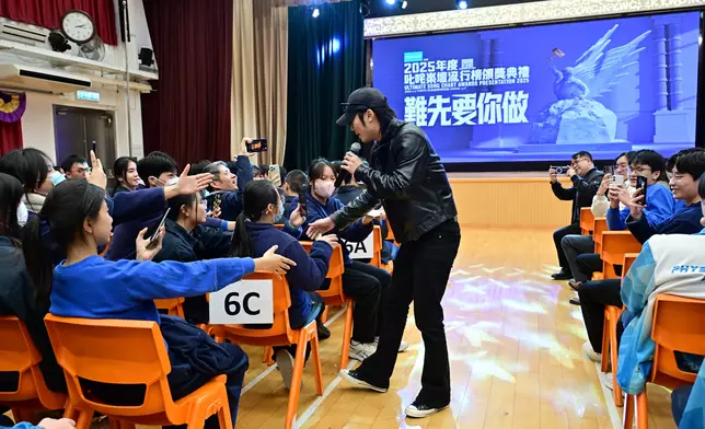 Yan Ting亦特別獻唱《離別時刻》，送給應屆DSE中六考生。