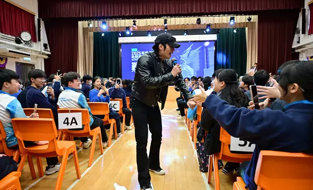 他更走到台下與學生握手及自拍，令同學十分雀躍，引起全場哄動。