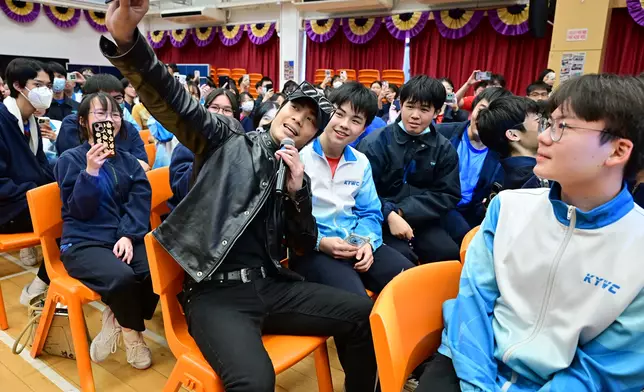 他更走到台下與學生握手及自拍，令同學十分雀躍，引起全場哄動。