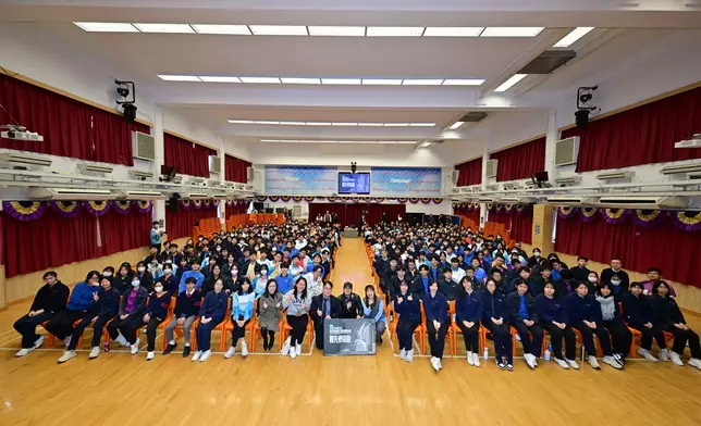 Yan Ting、阿酸及東華三院郭一葦中學文可為校長與全場師生大合照。