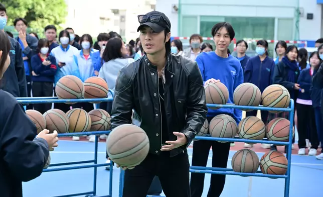 Yan Ting領軍「百人挑戰」之「百球入魂」—— 100人合力挑戰射入100個籃球。