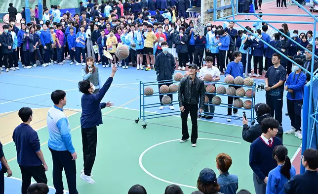 Yan Ting領軍「百人挑戰」之「百球入魂」—— 100人合力挑戰射入100個籃球。