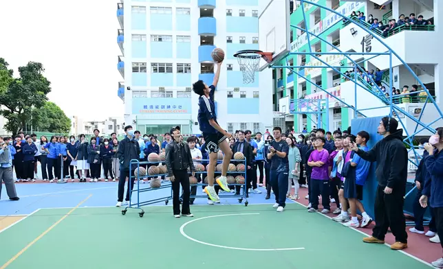 Yan Ting領軍「百人挑戰」之「百球入魂」—— 100人合力挑戰射入100個籃球。