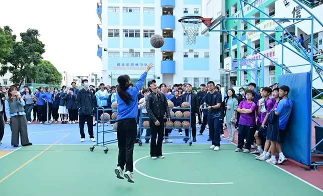 女同學屢次嘗試不果，在Yan Ting及同學鼓勵下成功入球，Yan Ting為其歡呼。