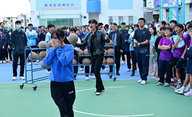 女同學屢次嘗試不果，在Yan Ting及同學鼓勵下成功入球，Yan Ting為其歡呼。