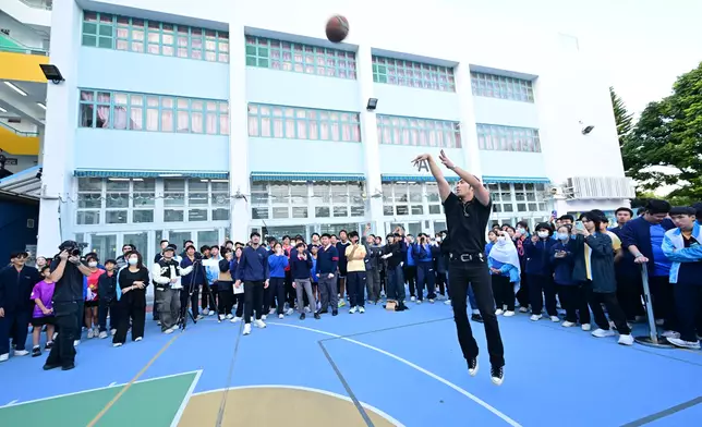 堅持嘗試逾20球之後，最終在全場同學熱烈鼓勵下，第100球由Yan Ting親自出手命中，圓滿達成「百球入魂」這項挑戰。