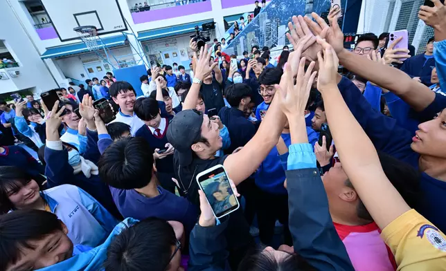 Yan Ting親自出手命中第100球，同學們蜂擁上前及為Yan Ting歡呼。