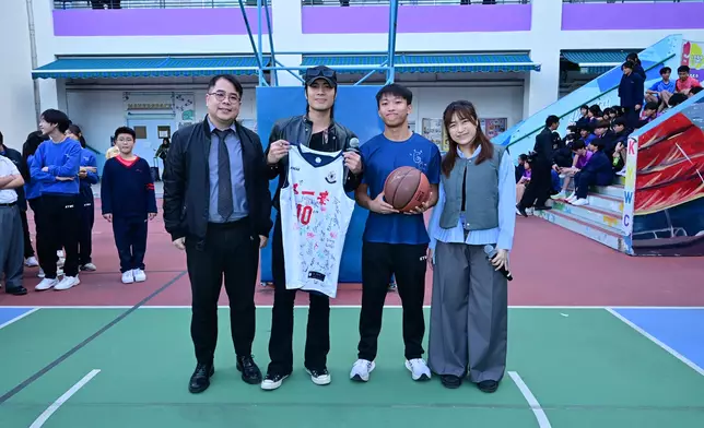 東華三院郭一葦中學文可為校長及籃球隊隊長致送10號波衫予Yan Ting 周殷廷，Yan Ting亦在籃球上簽名，並送給學校留為紀念。