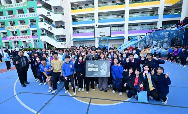 Yan Ting、阿酸及東華三院郭一葦中學文可為校長與學生們完成「百球入魂」挑戰後合照。