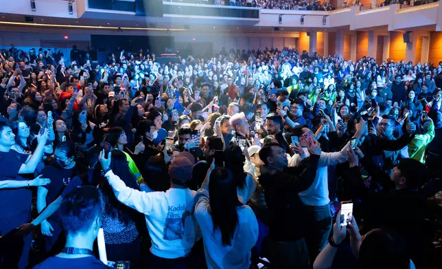 林峯《Go With The Flow》世界巡迴演唱會氣勢如虹，繼馬來西亞首站後，團隊飛抵加拿大溫哥華演出