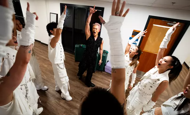 林峯近日正式展開為期一個月的《Go With The Flow》世界巡迴演唱會