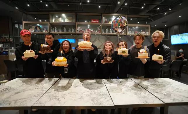 適逢林峯12月8日生日，團隊提前與同月生日的同事一同慶祝，現場準備了十餘個蛋糕