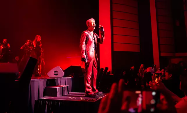 林峯近日正式展開為期一個月的《Go With The Flow》世界巡迴演唱會