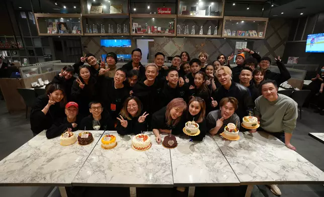 適逢林峯12月8日生日，團隊提前與同月生日的同事一同慶祝，現場準備了十餘個蛋糕