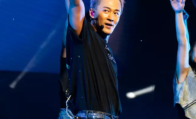 林峯近日正式展開為期一個月的《Go With The Flow》世界巡迴演唱會