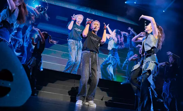 林峯近日正式展開為期一個月的《Go With The Flow》世界巡迴演唱會