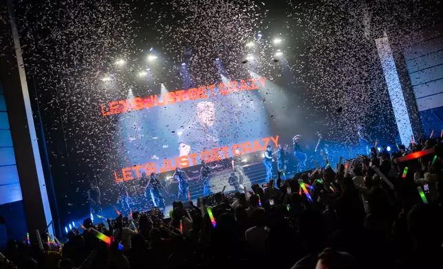 林峯近日正式展開為期一個月的《Go With The Flow》世界巡迴演唱會