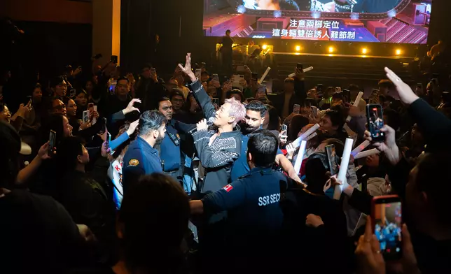 林峯近日正式展開為期一個月的《Go With The Flow》世界巡迴演唱會