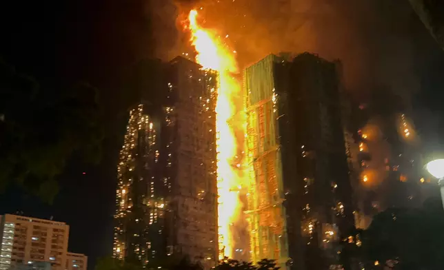 現場火勢猛烈。巴士的報記者攝