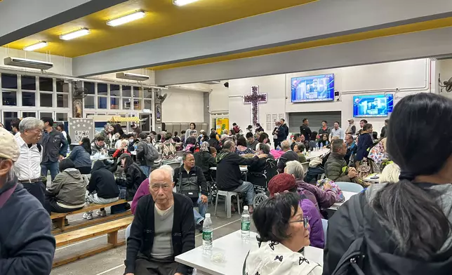 市民在中華基督教會馮梁結紀念中學。巴士的報記者攝