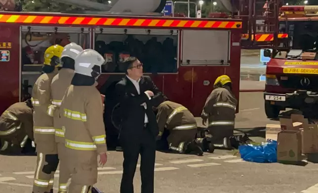 鄧炳強27日凌晨到火警現場了解。巴士的報記者攝