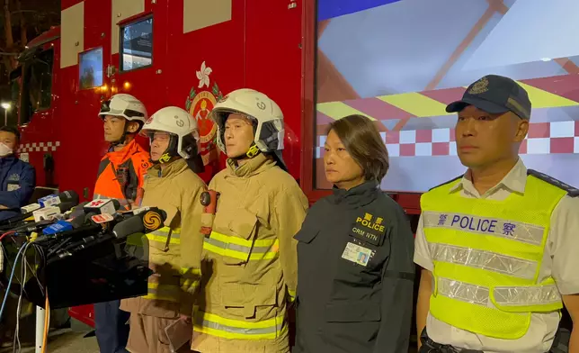 消防及警方交代火災最新情況。巴士的報記者攝