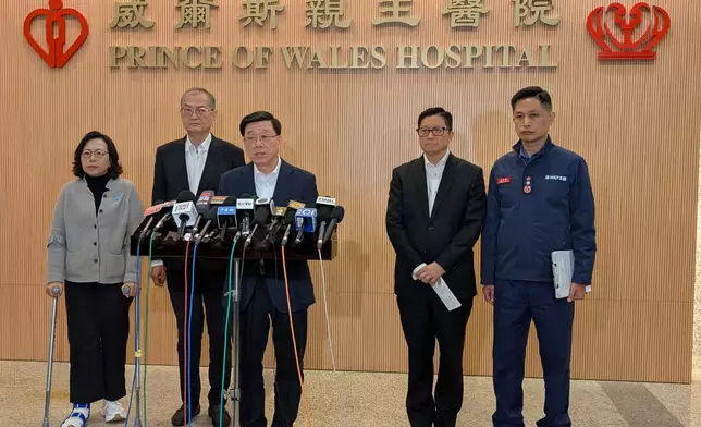 李家超與一眾官員會見傳媒。巴士的報記者攝