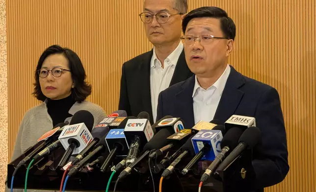 李家超與一眾官員會見傳媒。巴士的報記者攝