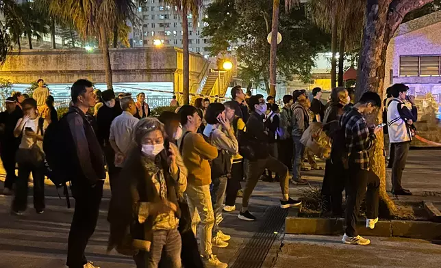 居民在戶外等候。巴士的報記者攝