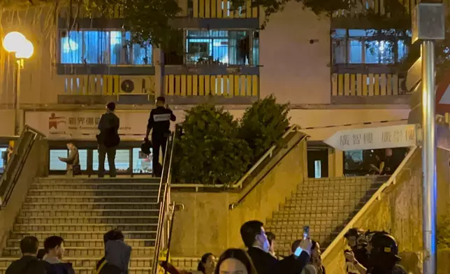 警方擴大封鎖範圍。巴士的報記者攝