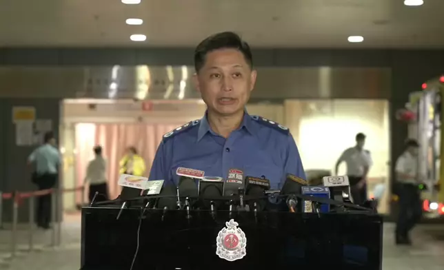 楊恩健晚上到沙田威爾斯親王醫院了解後見記者。消防處FB