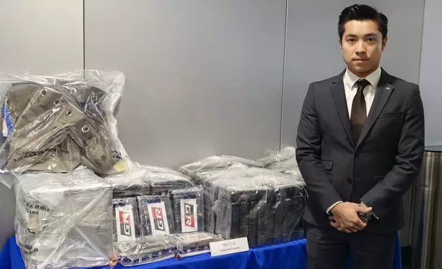 毒品調查科署理總督察何灝庭展示證物。