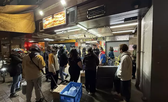 「車手」在食肆門外等待「義送」。Threads圖片