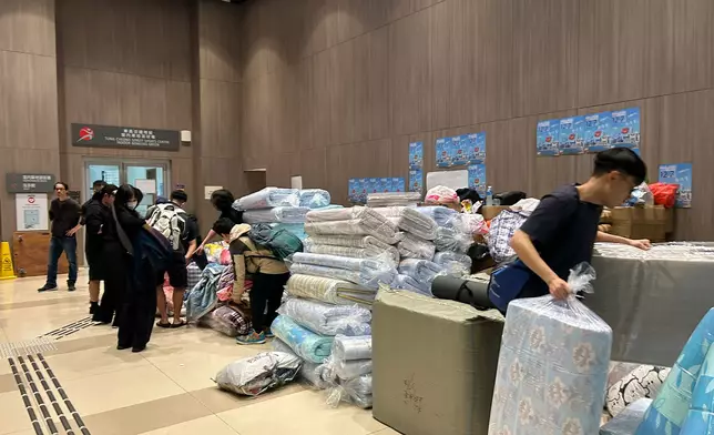 物資送到社區中心。巴士的報記者攝