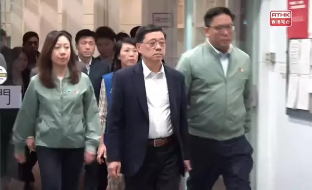 行政長官李家超晚上約11時到達大埔火警臨時庇護中心，探望受火災影響的居民。港台直播截圖