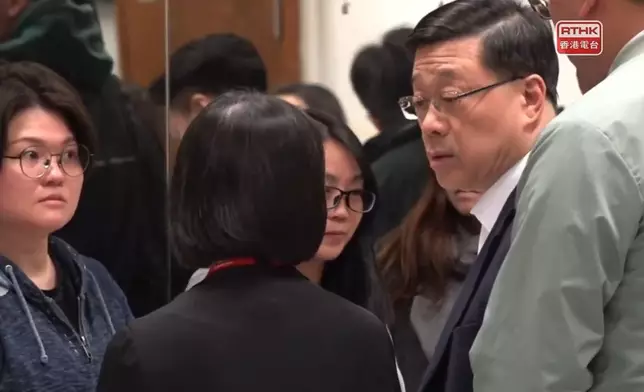 行政長官李家超晚上約11時到達大埔火警臨時庇護中心，探望受火災影響的居民。港台直播截圖