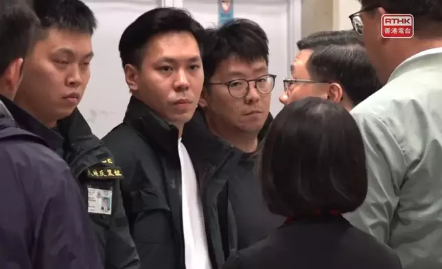 行政長官李家超晚上約11時到達大埔火警臨時庇護中心，探望受火災影響的居民。港台直播截圖