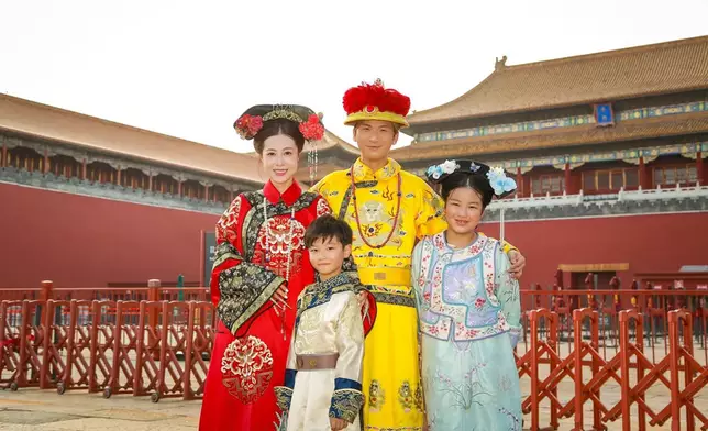 換上當地傳統服飾拍照留念是周氏一家的旅行傳統。