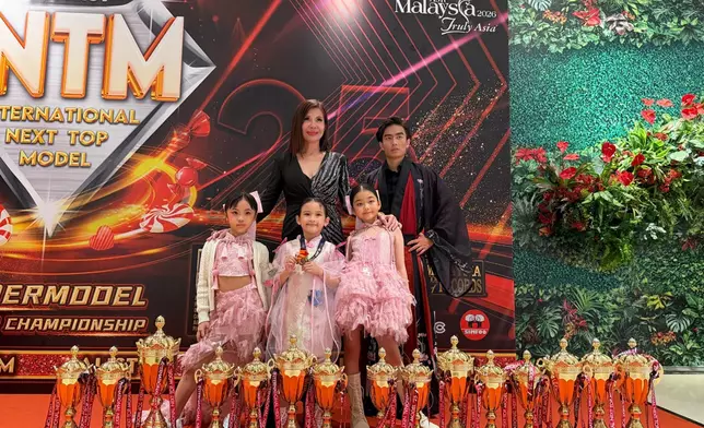 徐濤老師4位出賽學生橫掃16獎！(左起)汪瑩翎Blaire 、雷鄢綺Fiona、徐凱寧Kenny、Jaslyn Lee