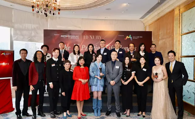 新城廣播有限公司行政總裁馬浚偉先生與趙曾學韞教授、張玉珊小姐、得獎公司代表、評審們、新城廣播管理層、司儀蘇頌輝及林伽遙大合照。