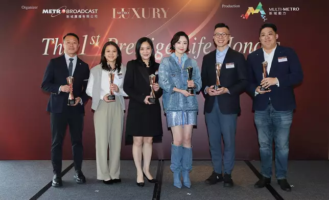 張玉珊與得獎公司代表合照，(左起) Mission Hills Resort、VetiVa Center for Animal Wellness、The Bank of East Asia (SupremeGold Private)、張玉珊小姐、Emperor Watch &amp; Jewellery、Hadesis