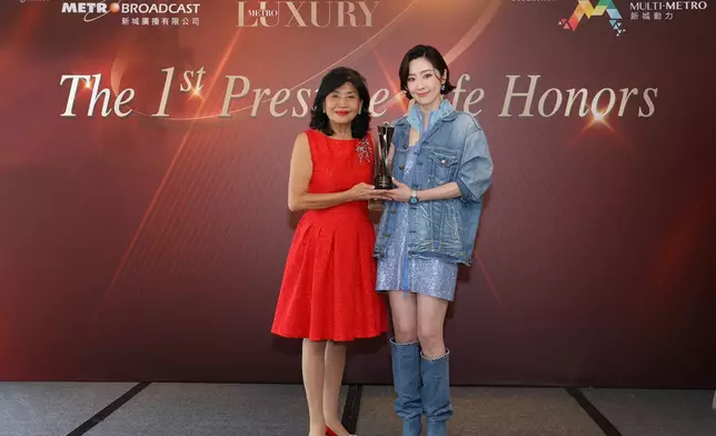 張玉珊獲頒「Icon of the Year」榮譽，接受趙曾學韞教授頒獎。