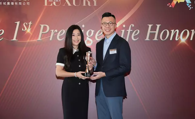 傅明憲頒發「The Prestige Watch and Jewellery」予Mr Larry Leung - CEO of Emperor Watch &amp; Jewellery 代表領獎。