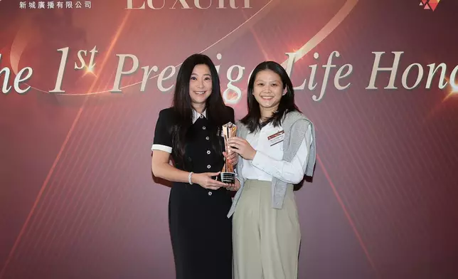 傅明憲頒發「The Prestige Veterinary Excellence」予Ms Lai Chloe Anya, Associate &amp; Family Office Representative of VetiVa Center for Animal Wellness代表領獎。
