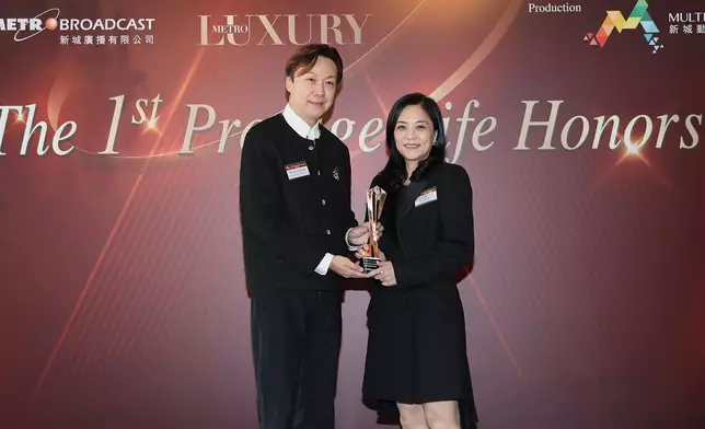 鄭紹康頒發「The Prestige Banking」予Ms Cecilia Yung, Department Head, Segment Management and Marketing Department of The Bank of East Asia代表領獎。