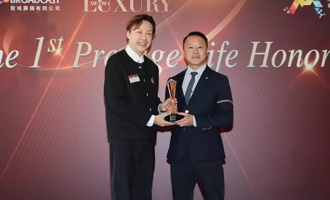 鄭紹康頒發「The Prestige Family Travel Destination in GBA」予觀瀾湖集團市場推廣總監梁國鵬先生代表領獎。