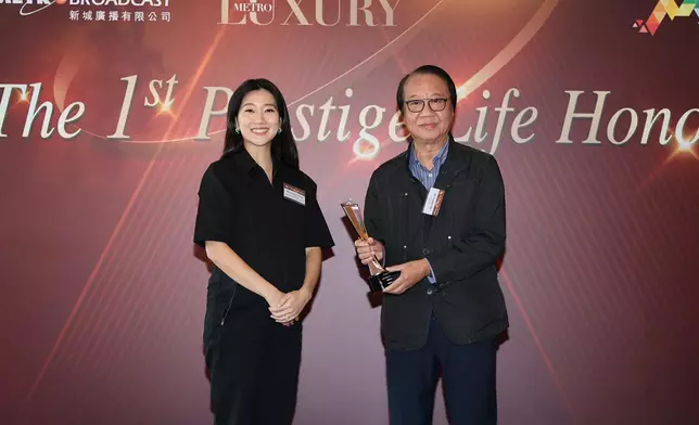 鄭瑤頒發「The Prestige Travel Agency」予Mr Freddy Yip, Chairman of Goldjoy Holidays代表領獎。