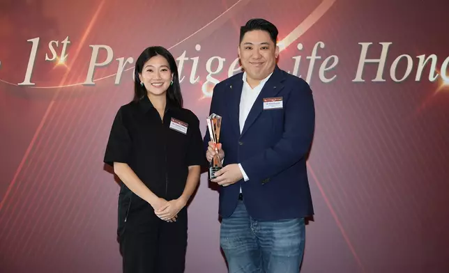 鄭瑤頒發「The Prestige Cognac」予Mr Bird Cheung, VP of Business Strategy of MQ Group Limited HADESIS 代表領獎。