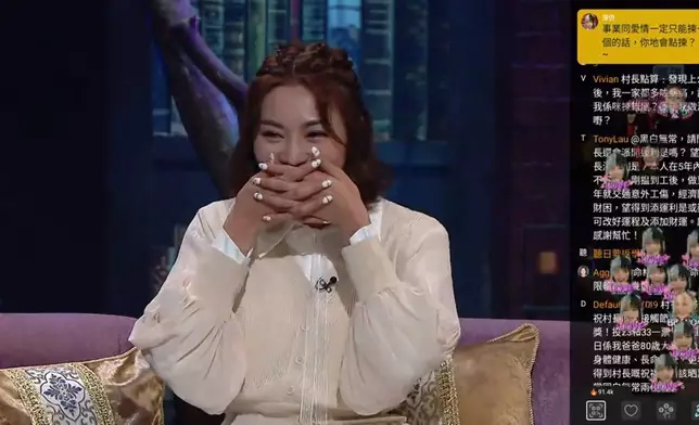 關嘉敏獲好友批有眾多追求者時開心不已。