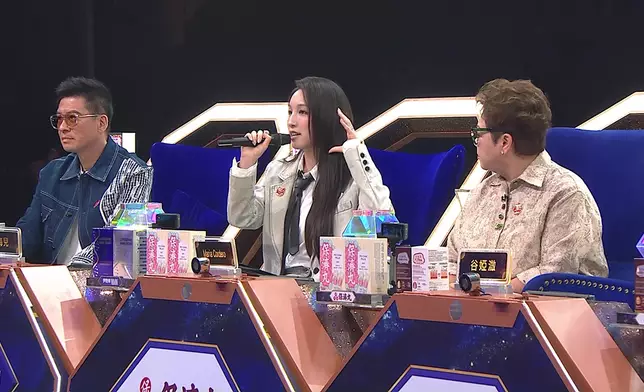 三位評審輪流點評許雪榕唱功。